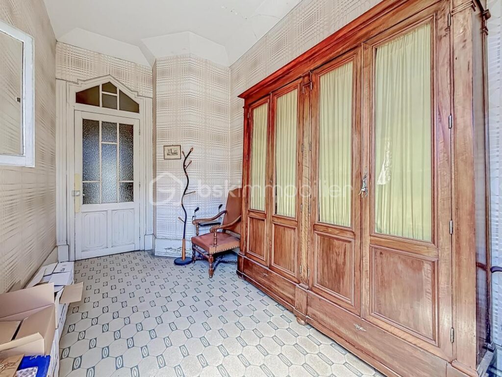 *** MAISON DE CARACTÈRE DE 230M2 AVEC CAVE ET PARKING – ARLES *** – 9 pièces – 6 chambres – 230 m²