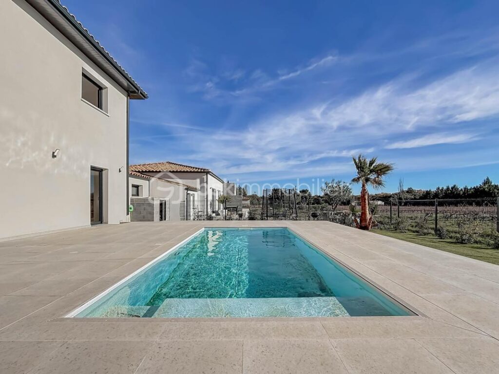*** VILLA CONTEMPORAINE DE 130M2 AVEC GARAGE ET PISCINE – ARPAILLARGUES ET AUREILLAC *** – 5 pièces – 4 chambres – 120 m²