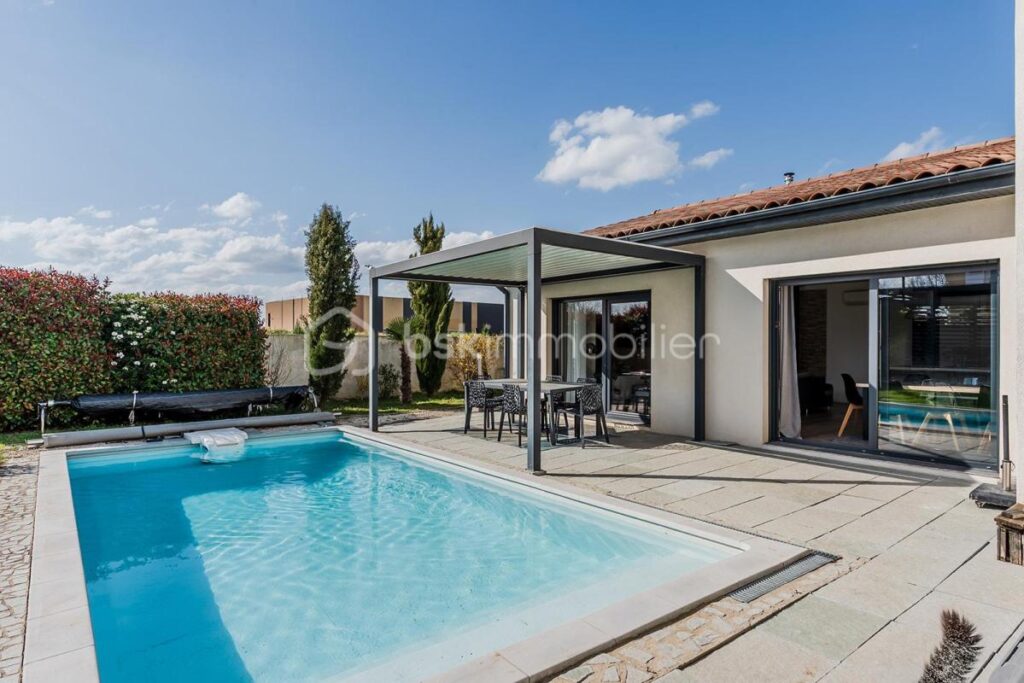 MAISON MODERNE QUASI AUTONOME AVEC PIECE DE VIE 80m2 – 5 pièces – 3 chambres – 163 m²