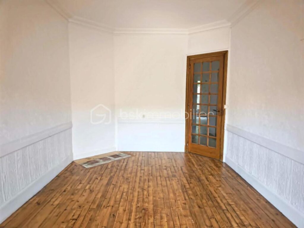 IMMEUBLE DE RAPPORT – 2 APPARTEMENTS – GARAGE – TERRAIN – NOIRÉTABLE – 6 pièces – NR chambres – 136 m²