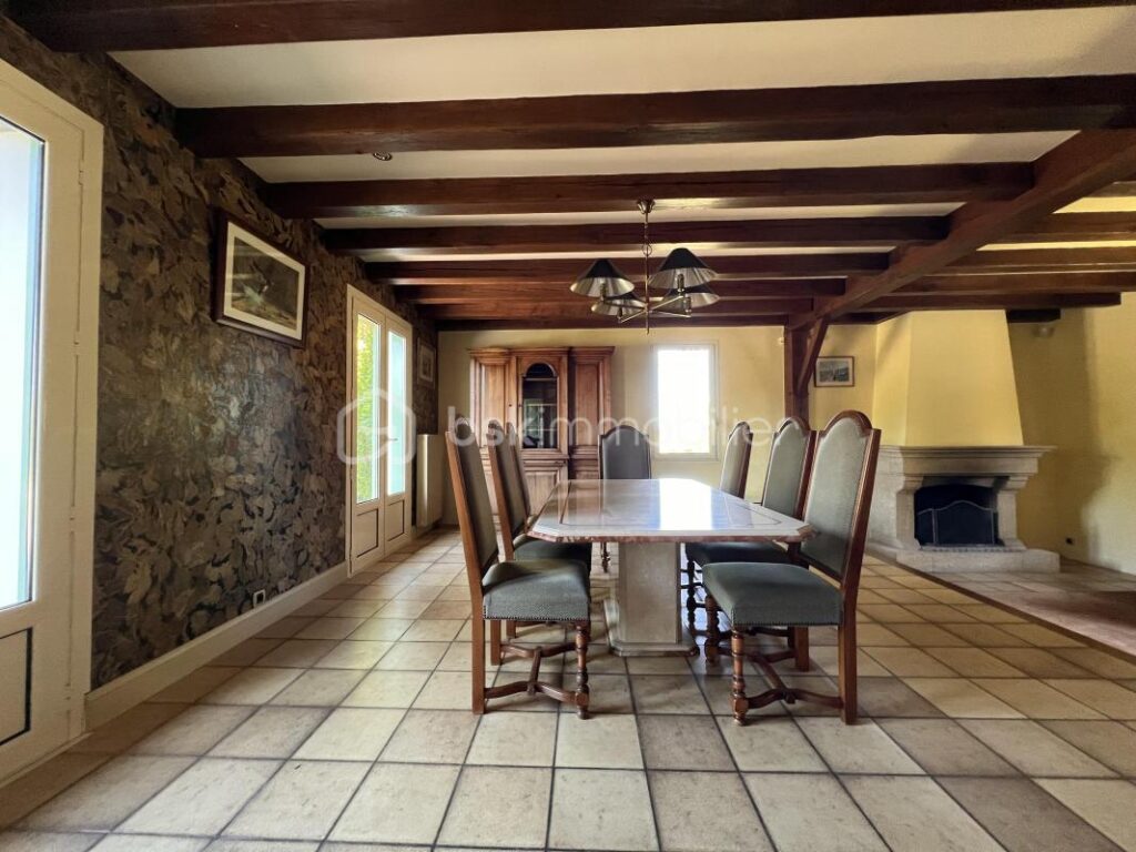 Magnifique maison 180 m2 de caractère, 5 chambres avec piscine sur terrain arboré de 6 000 m² – 7 pièces – 5 chambres – 180 m²