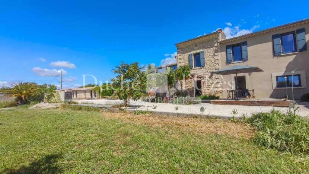 Maison – 9 pièces – 4 chambres – 200 m²