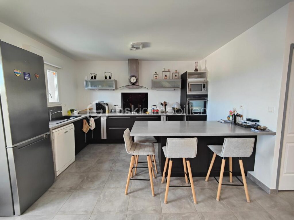 MONTREDON DES CORBIÈRES – VILLA R+1 – 120m² habitable – 3 CHAMBRES – DRESSING – CLIMATISATION RÉVERSIBLE – GARAGE – PISCINE EN DUR – VUE EXCEPTIONNELLE – 4 pièces – 3 chambres – 120 m²