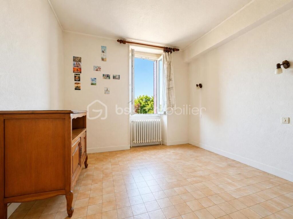 Maison de 130m2 – 3 chambres – Jardin avec vu sur l&rsquo;Yonne – 7 pièces – 3 chambres – 130 m²