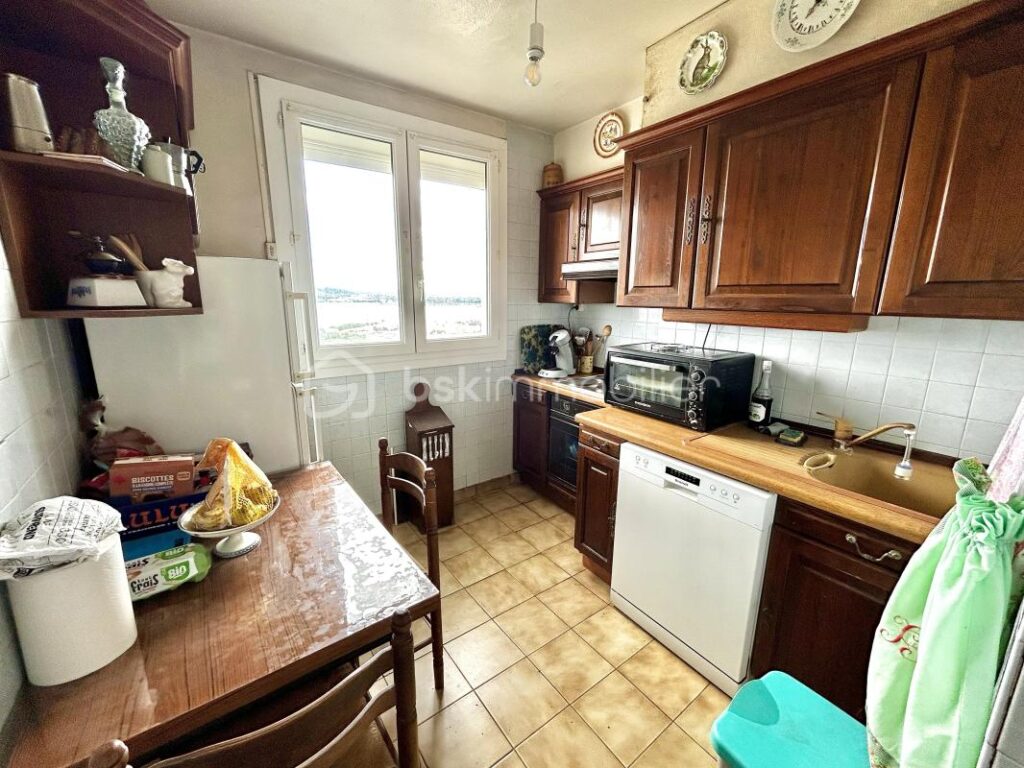 Appartement 74 m² à rénover – Vue étang – 8ᵉ étage avec ascenseur – Sète – 4 pièces – 3 chambres – 74 m²