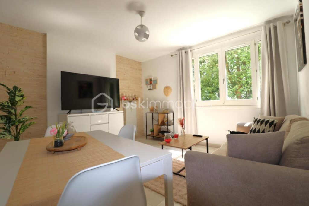 AGREABLE APPARTEMENT LUMINEUX ET TRAVERSANT ( 3 piéces 50 m² ) avec 2 chambres et cave – 3 pièces – 2 chambres – 49 m²