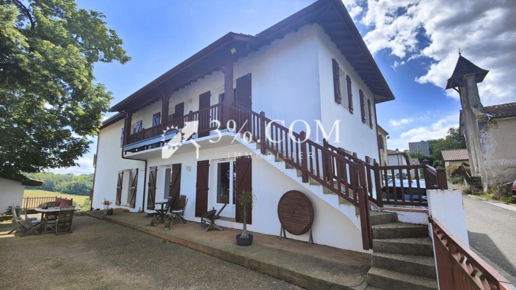 Maison de caractère 7 chambres avec vue dégagée, piscine et – 9 pièces – 7 chambres – 214 m²