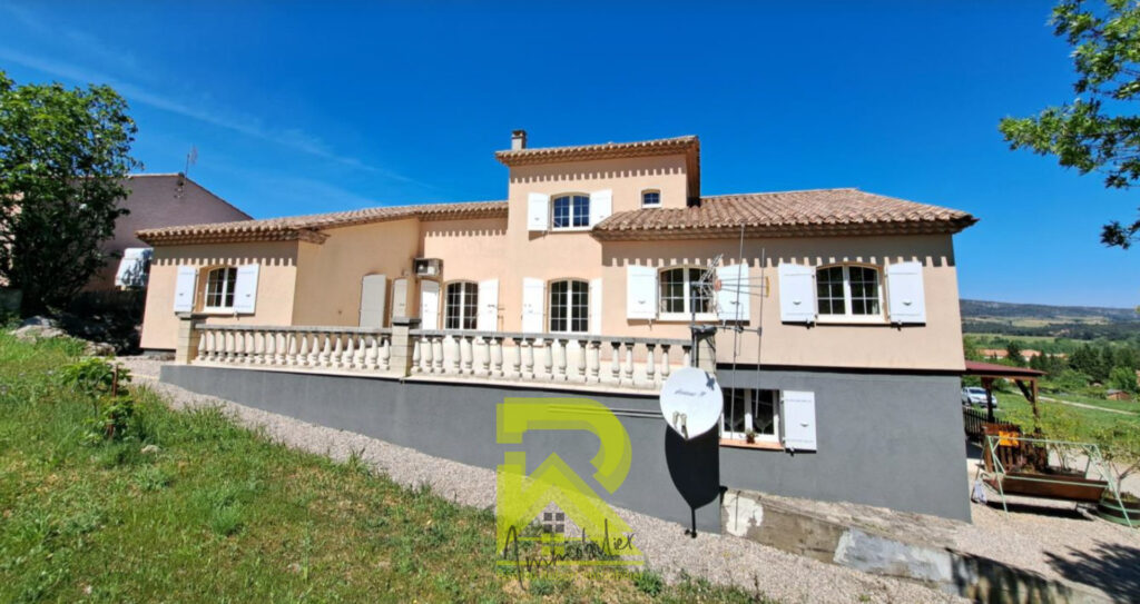 Charmante Maison + 4 appartements +1 terrain viabilisé à RIB – 14 pièces – 8 chambres – 350 m²