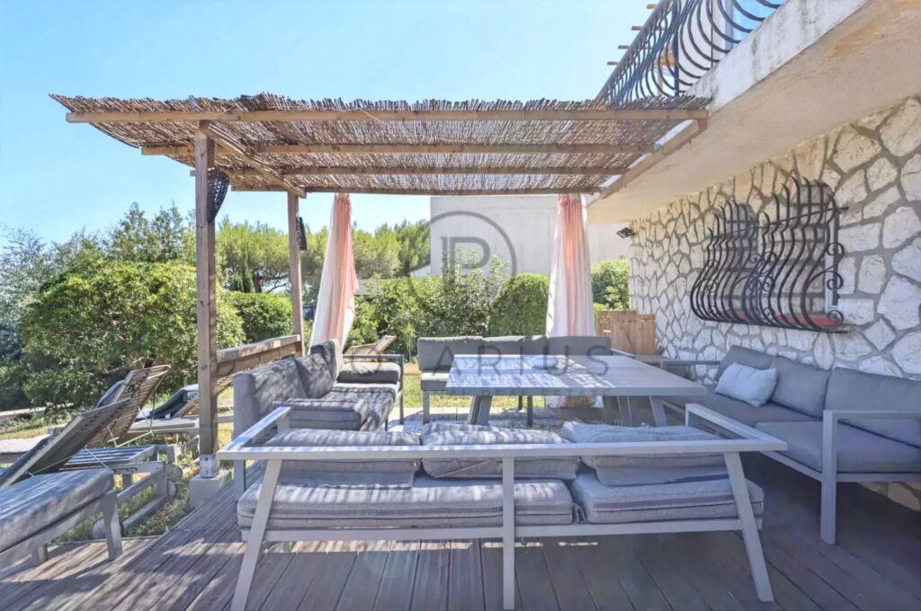Villa de luxe avec vue sur la mer à vendre à Antibes – 6 chambres, piscine et appartement d&rsquo;invités – 9 pièces – 6 chambres – 350 m²