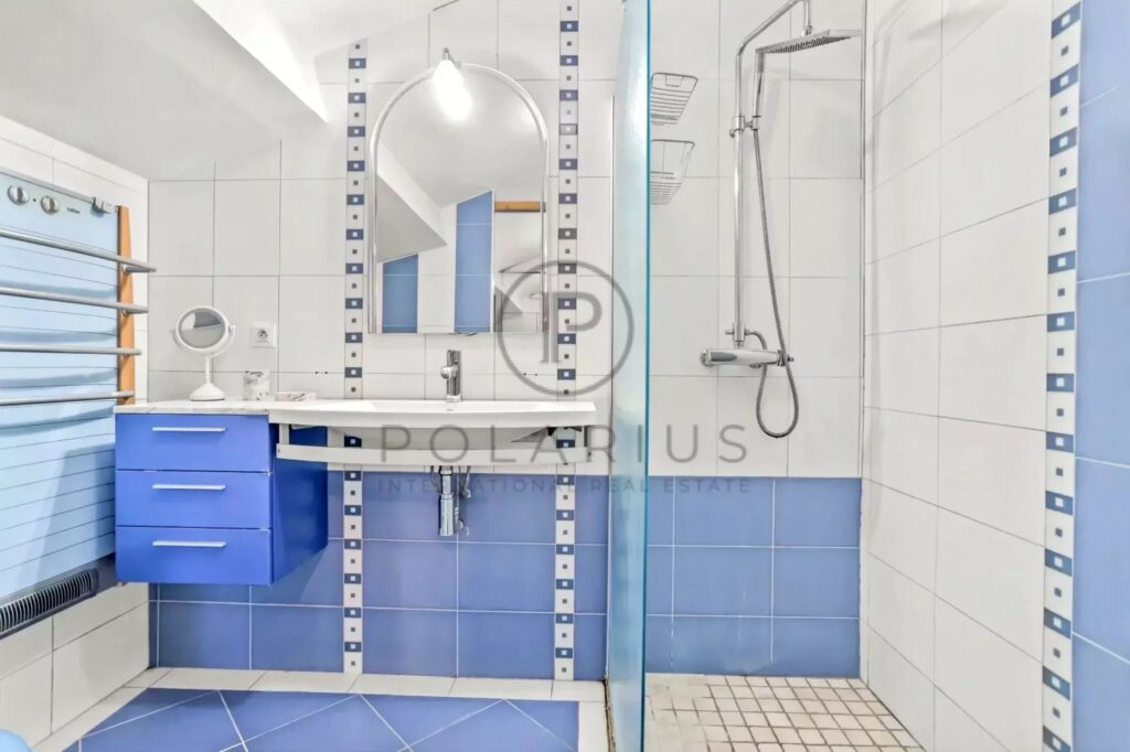 Villa de luxe avec vue sur la mer à vendre à Antibes – 6 chambres, piscine et appartement d&rsquo;invités – 9 pièces – 6 chambres – 350 m²