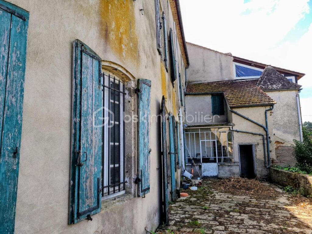 Volumes et potentiel – Maison de 240 m² avec vue dégagée sur la Garonne – 7 pièces – 4 chambres – 207 m²