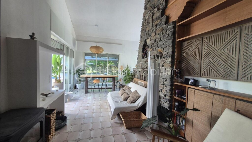 A VENDRE MAISON DE CARACTERE DE 278M² SUR TERRAIN DE 1562M² DONT UNE PARTIE CONSTRUCTIBLE A CERET – CENTRE VILLE – PROCHE DE TOUS LES COMMERCES ET DES ECOLES A PIED – AUCU VIS A VIS – PROCHE DU STADE – 11 pièces – 6 chambres – 278 m²