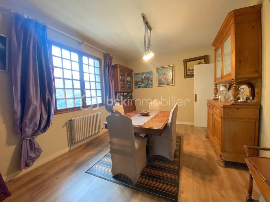 Maison avec 4 chambres + une piscine couverte + un garage de 110m2 !!! De l&rsquo;espace, du calme et de l&rsquo;authenticité !!!! – 8 pièces – 4 chambres – 248 m²