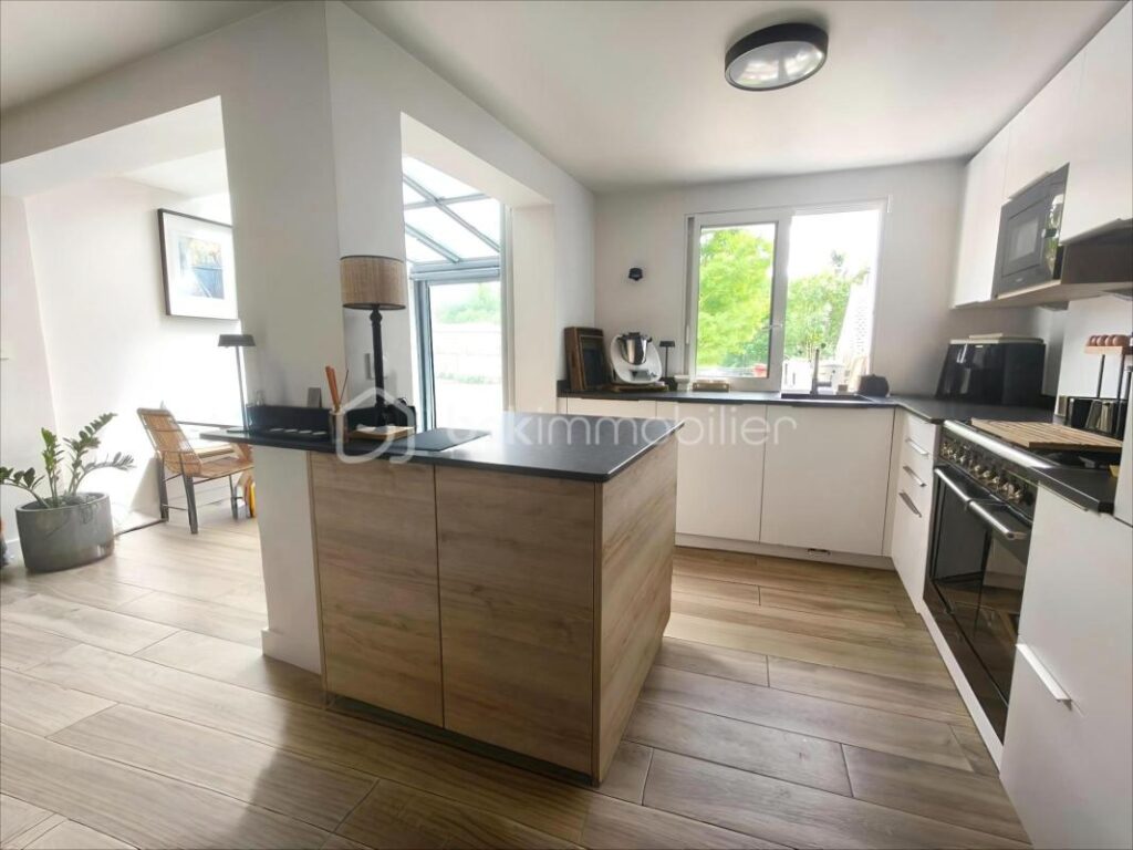 Charmante maison au coeur du village avec jardin – 6 pièces – 4 chambres – 142 m²