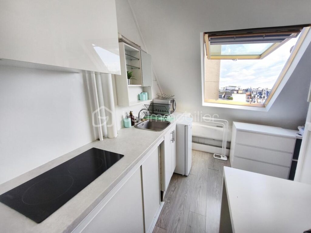 Chambre de service avec vue sur toits de Paris – PARIS 8 – 1 pièce – 1 chambre – 7 m²