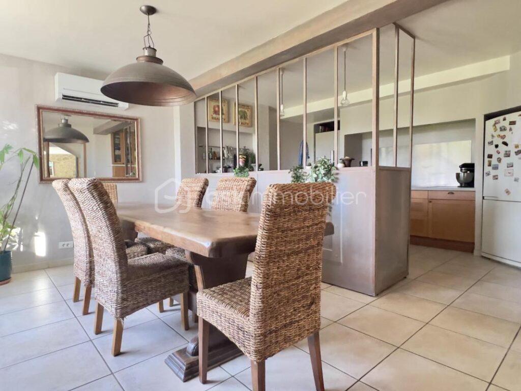 Mas de caractère de 250m2 – 6ch – sur 10000m2 au calme absolu – Cadre provençal d’exception à proximité du Golf de Pont Royal – 7 pièces – 6 chambres – 226 m²