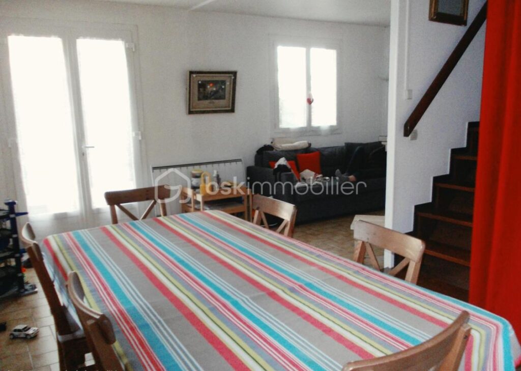 AU CALME ENTOURÉ DE VERDURE PROCHE DE NOYERS BOURGOGNE 89 – 4 pièces – 3 chambres – 77 m²