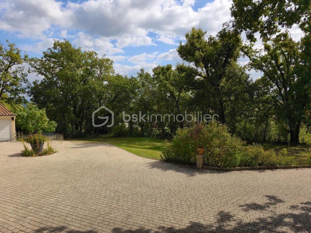 Maison 230 m² 3 appartements , 1 T4, 1 T2, 1 studio sur 3500 m² de terrain – 8 pièces – 5 chambres – 250 m²