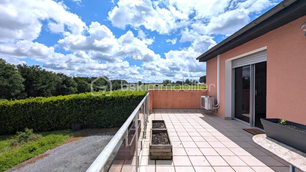 Maison familiale sans vis-à-vis avec piscine sur 2 000 m² de terrain – 6 pièces – 5 chambres – 160 m²