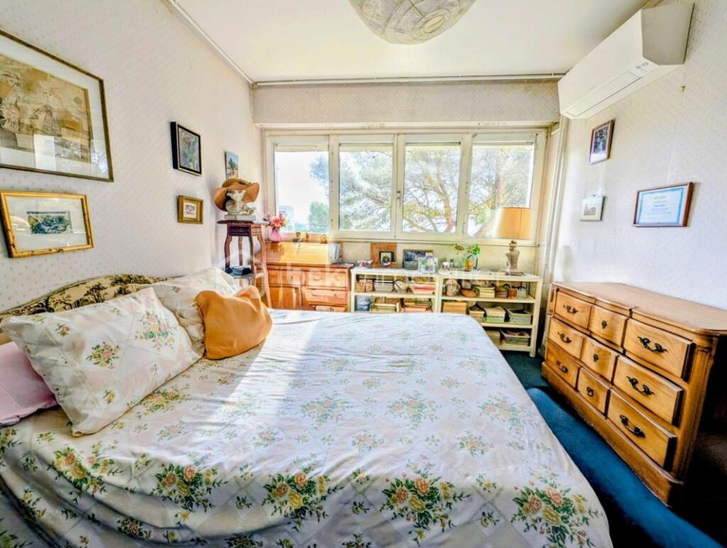 T4 Traversant 74m² à Rénover – 6e Étage – Vue Pins & aperçu Mer – Parking & Cave – 4 pièces – 3 chambres – 69 m²