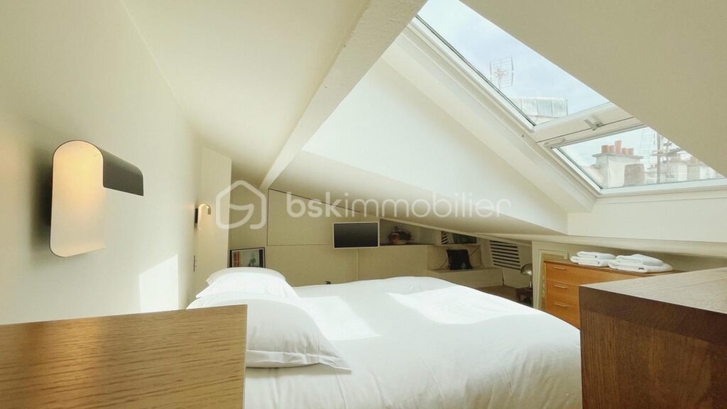 VOLUMES et LUMIÈRE au dernier étage du marais – 2 pièces – 1 chambre – 50 m²