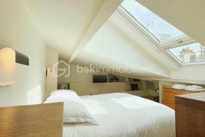 VOLUMES et LUMIÈRE au dernier étage du marais – 2 pièces – 1 chambre – 50 m²
