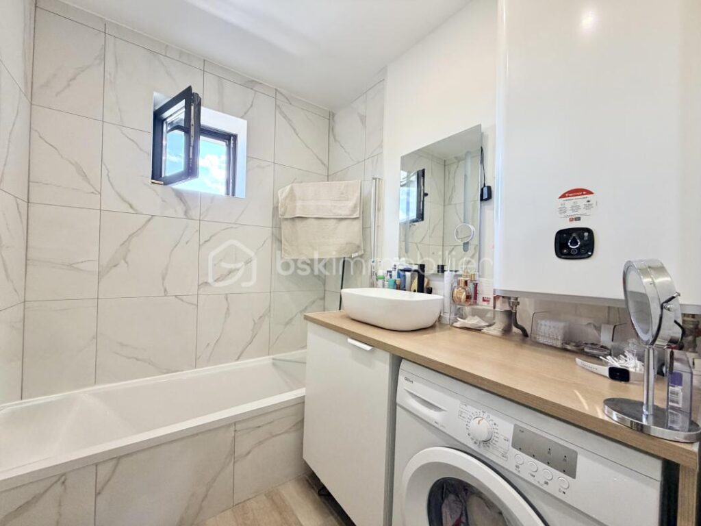Studio avec cave et 2 places de stationnement entièrement rénové à Saint-Martin-Bellevue – 1 pièce – NR chambres – 24 m²
