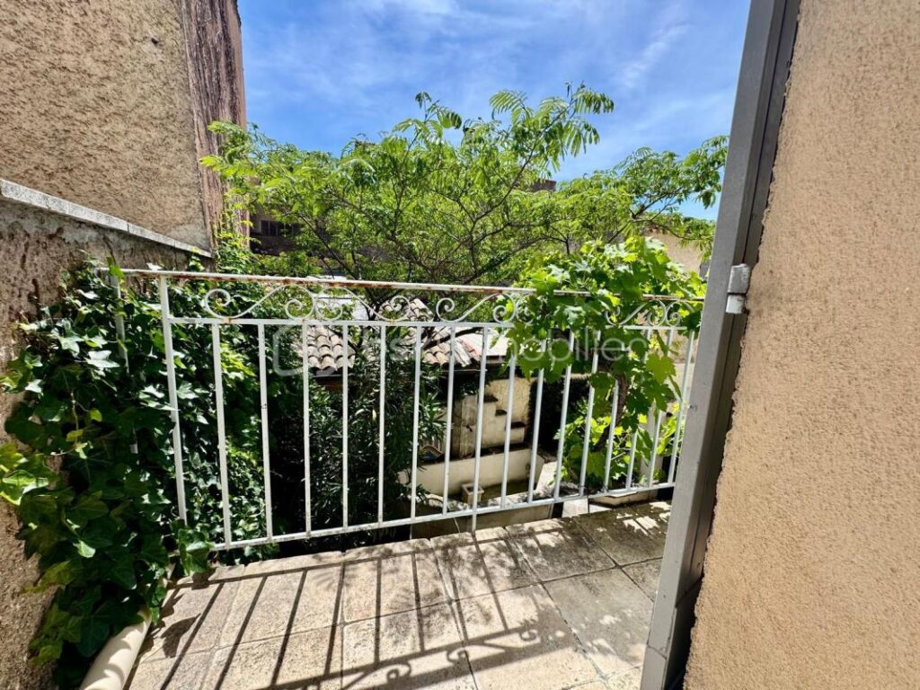EGUILLES : Maison de ville 5 pièces avec cour – 5 pièces – 4 chambres – 100 m²