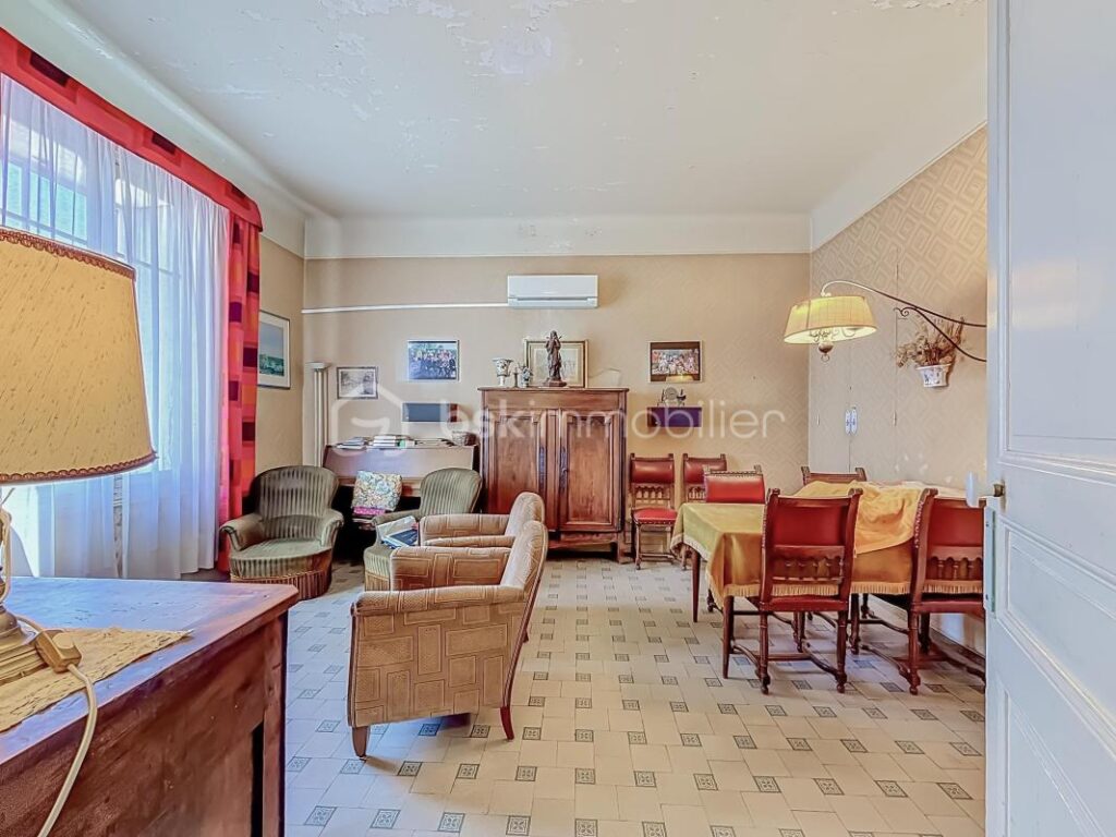 *** MAISON DE CARACTÈRE DE 230M2 AVEC CAVE ET PARKING – ARLES *** – 9 pièces – 6 chambres – 230 m²
