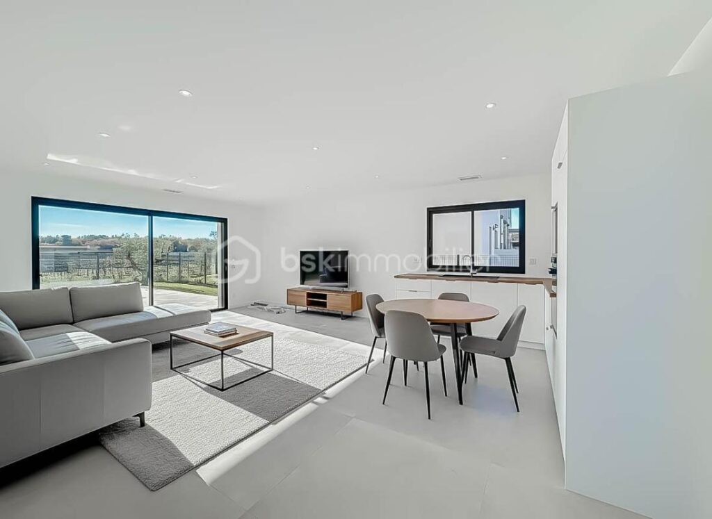*** VILLA CONTEMPORAINE DE 130M2 AVEC GARAGE ET PISCINE – ARPAILLARGUES ET AUREILLAC *** – 5 pièces – 4 chambres – 120 m²