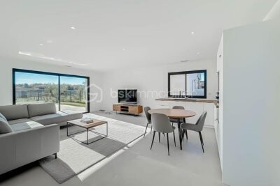 *** VILLA CONTEMPORAINE DE 130M2 AVEC GARAGE ET PISCINE – ARPAILLARGUES ET AUREILLAC *** – 5 pièces – 4 chambres – 120 m²