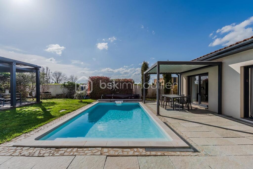 MAISON MODERNE QUASI AUTONOME AVEC PIECE DE VIE 80m2 – 5 pièces – 3 chambres – 163 m²