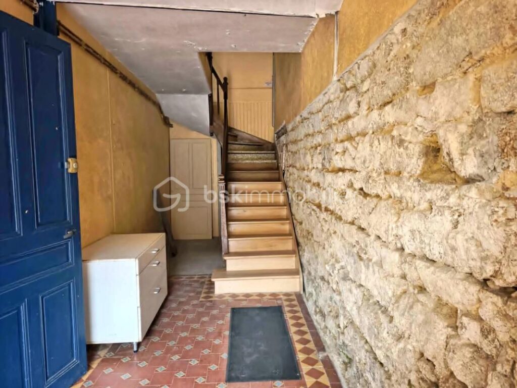 IMMEUBLE DE RAPPORT – 2 APPARTEMENTS – GARAGE – TERRAIN – NOIRÉTABLE – 6 pièces – NR chambres – 136 m²