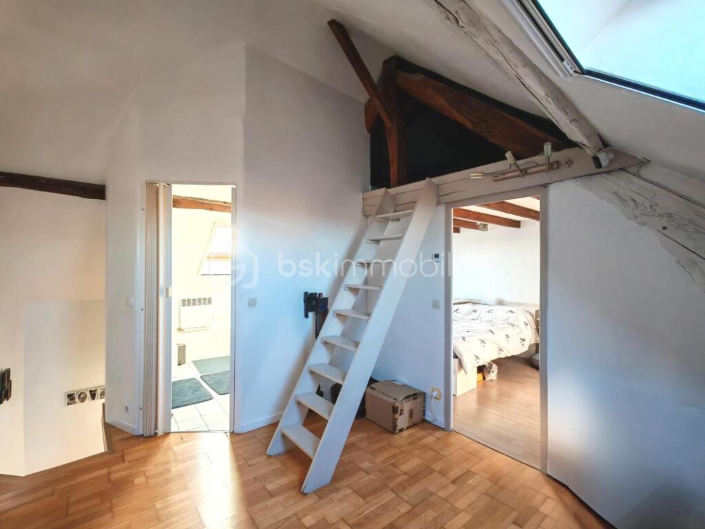 DUPLEX DE CHARME EN HYPERCENTRE – VUE TOITS & CACHET DE L’ANCIEN – 4 pièces – 2 chambres – 69 m²