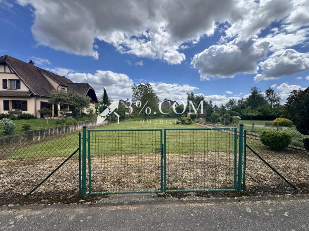 3%COM Très beau terrain constructible 9 ares – NR pièces – NR chambres – 912 m²