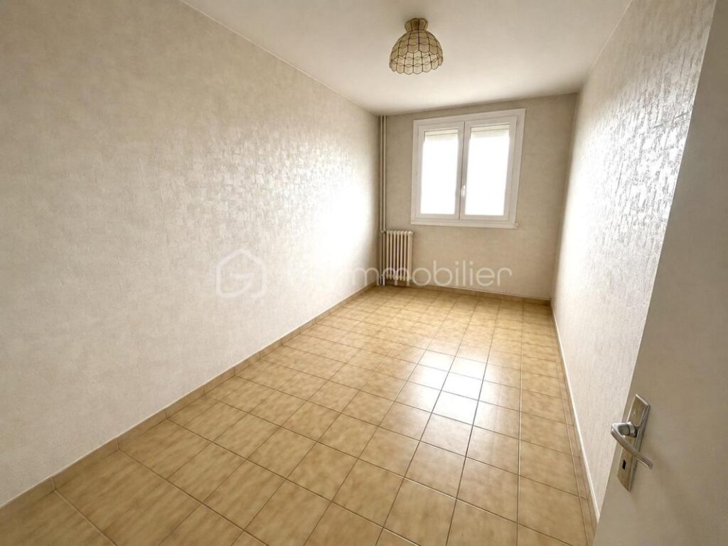 Appartement 74 m² à rénover – Vue étang – 8ᵉ étage avec ascenseur – Sète – 4 pièces – 3 chambres – 74 m²