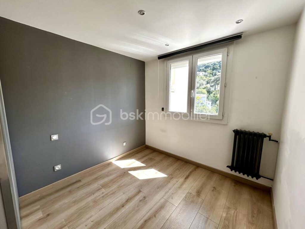 Appartement lumineux traversant entièrement rénové – Vue étang- Parking – Cave – 3 pièces – 2 chambres – 52 m²