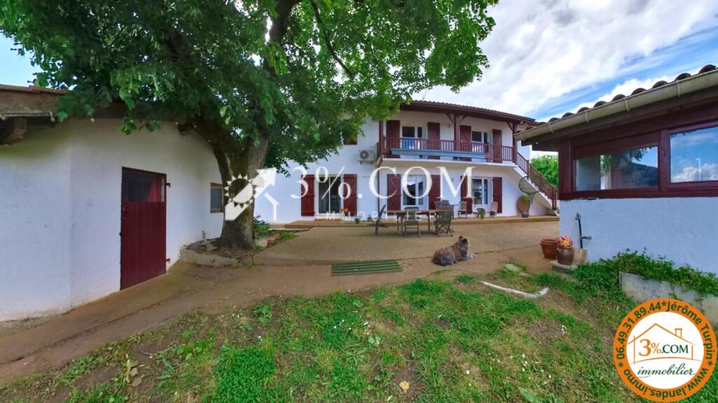 Maison de caractère 7 chambres avec vue dégagée, piscine et – 9 pièces – 7 chambres – 214 m²