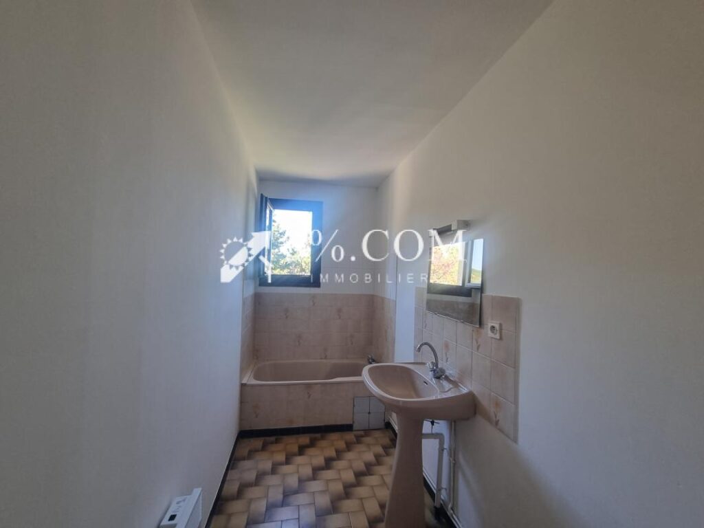 JOLI APPARTEMENT 2 PIECES A RAFRAICHIR DANS PETITE COPRO AU – 2 pièces – NR chambres – 43 m²