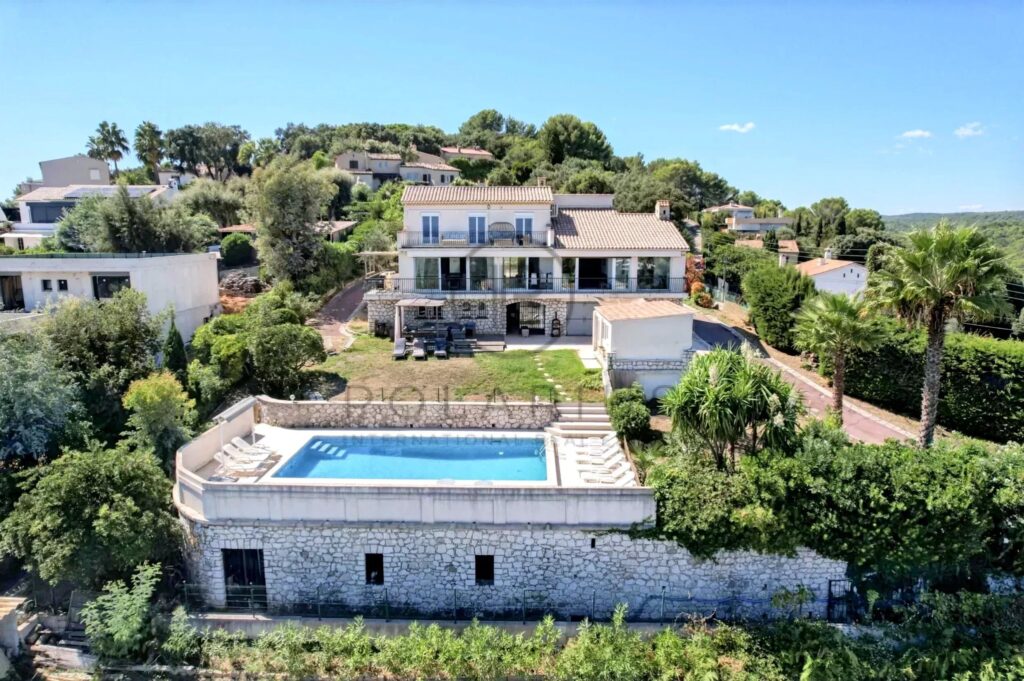 Villa de luxe avec vue sur la mer à vendre à Antibes – 6 chambres, piscine et appartement d&rsquo;invités – 9 pièces – 6 chambres – 350 m²