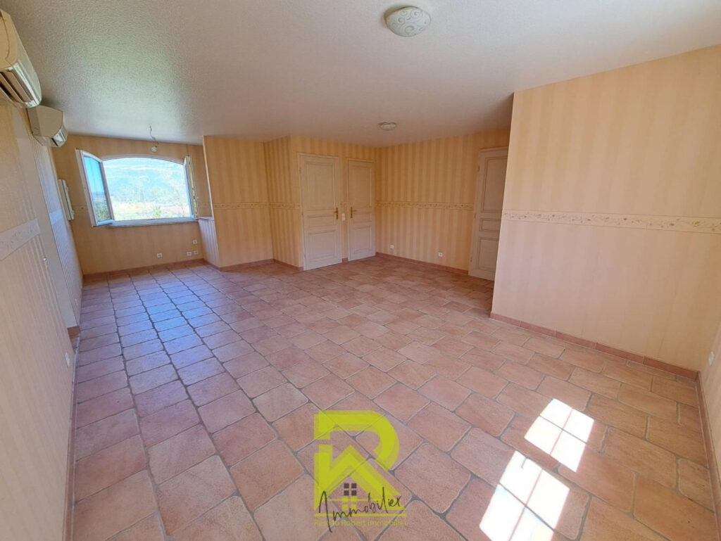 Charmante Maison + 4 appartements +1 terrain viabilisé à RIB – 14 pièces – 8 chambres – 350 m²