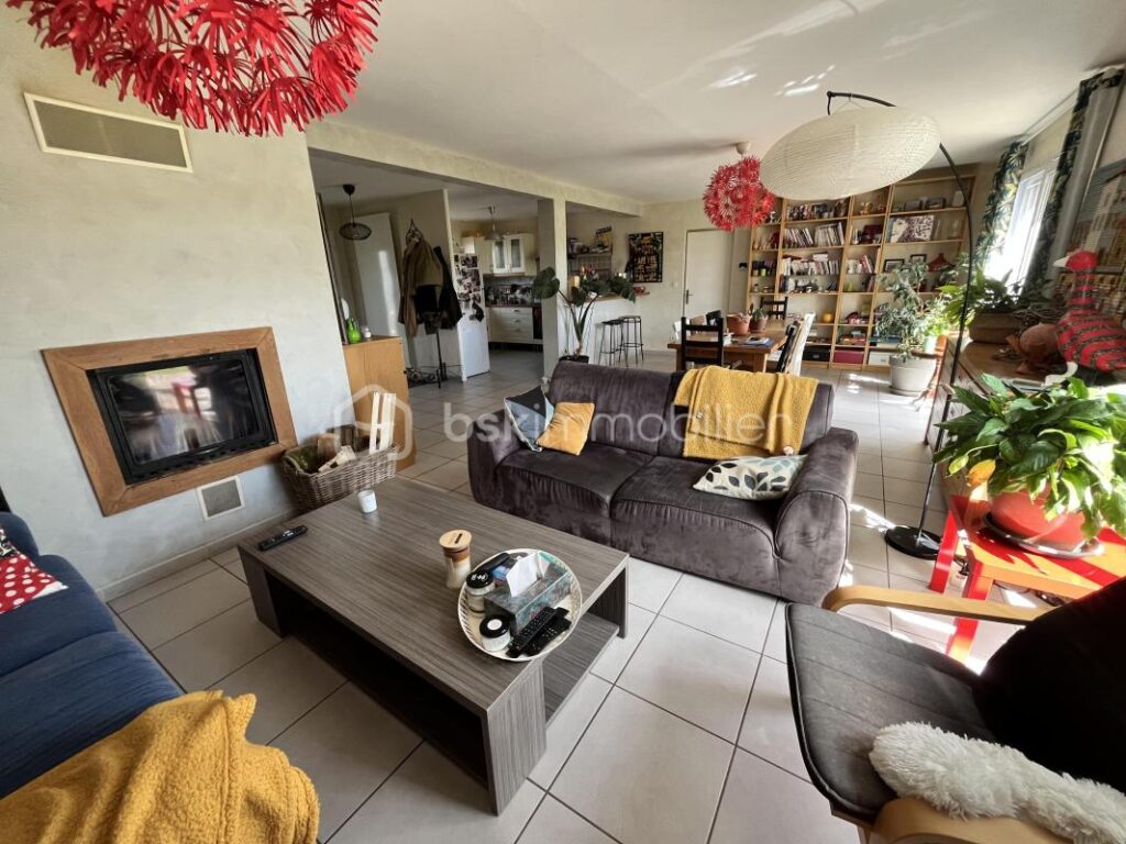 Magnifique maison familiale contemporaine en lisière de la Forêt des Bertranges avec double carport et garage – 7 pièces – 5 chambres – 180 m²