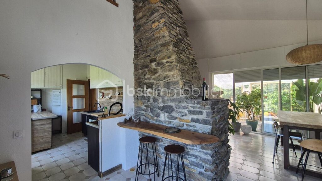 A VENDRE MAISON DE CARACTERE DE 278M² SUR TERRAIN DE 1562M² DONT UNE PARTIE CONSTRUCTIBLE A CERET – CENTRE VILLE – PROCHE DE TOUS LES COMMERCES ET DES ECOLES A PIED – AUCU VIS A VIS – PROCHE DU STADE – 11 pièces – 6 chambres – 278 m²