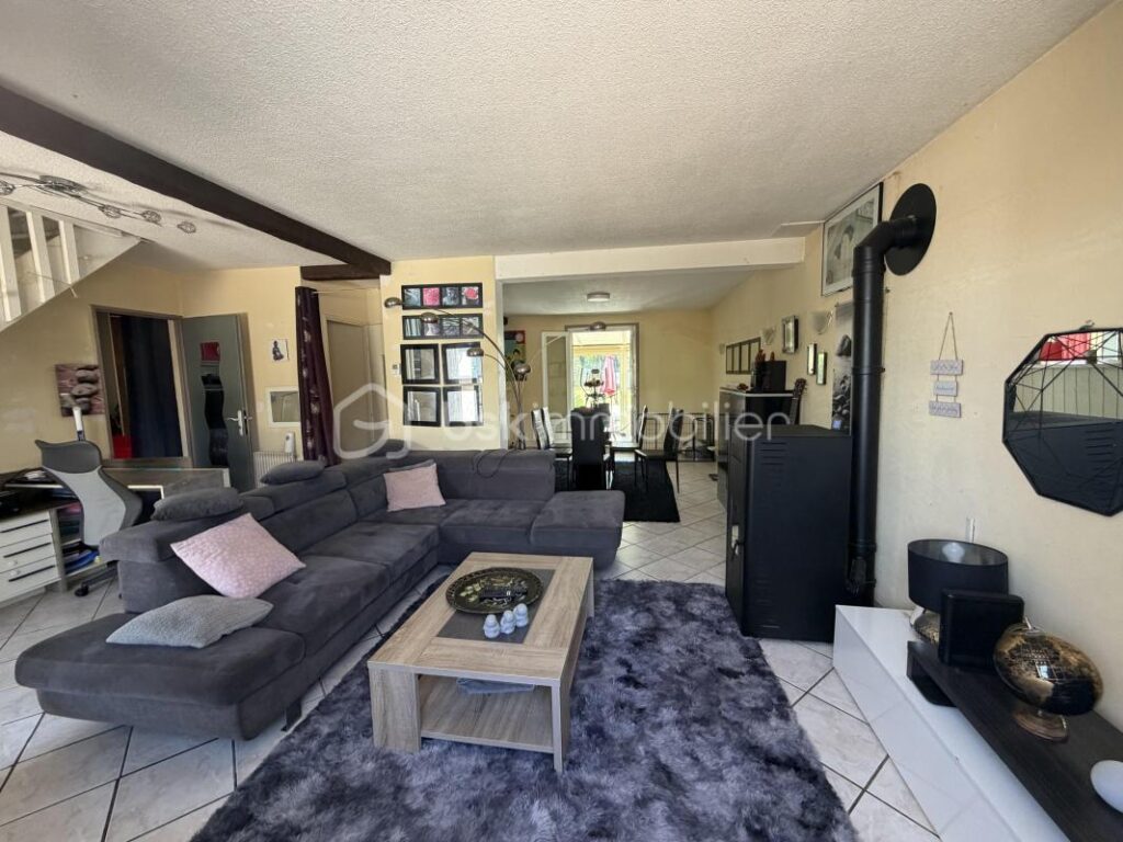 Maison de 106 m2 à rafraîchir de l’intérieur avec beaucoup d’atouts et en prime une belle vue sur les Pyrénées – 7 pièces – 4 chambres – 106 m²