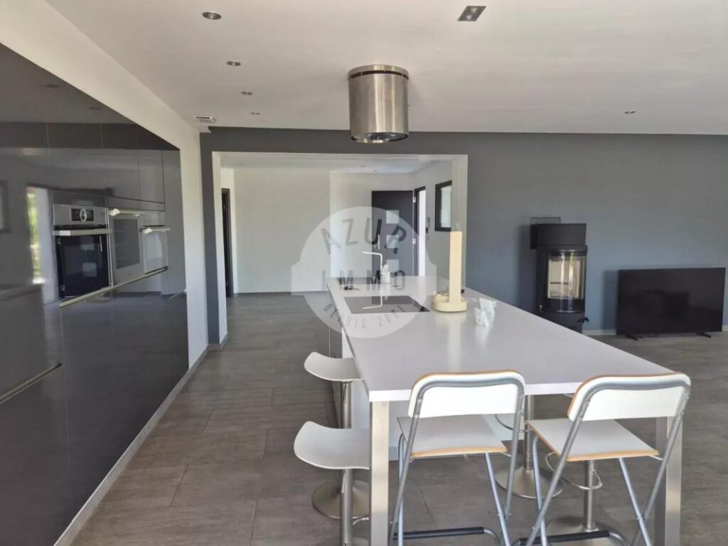 LOCATION – Villa Lascours 135m² sur 2200m² de terrain avec piscine et garage – 4 pièces – 3 chambres – 135 m²
