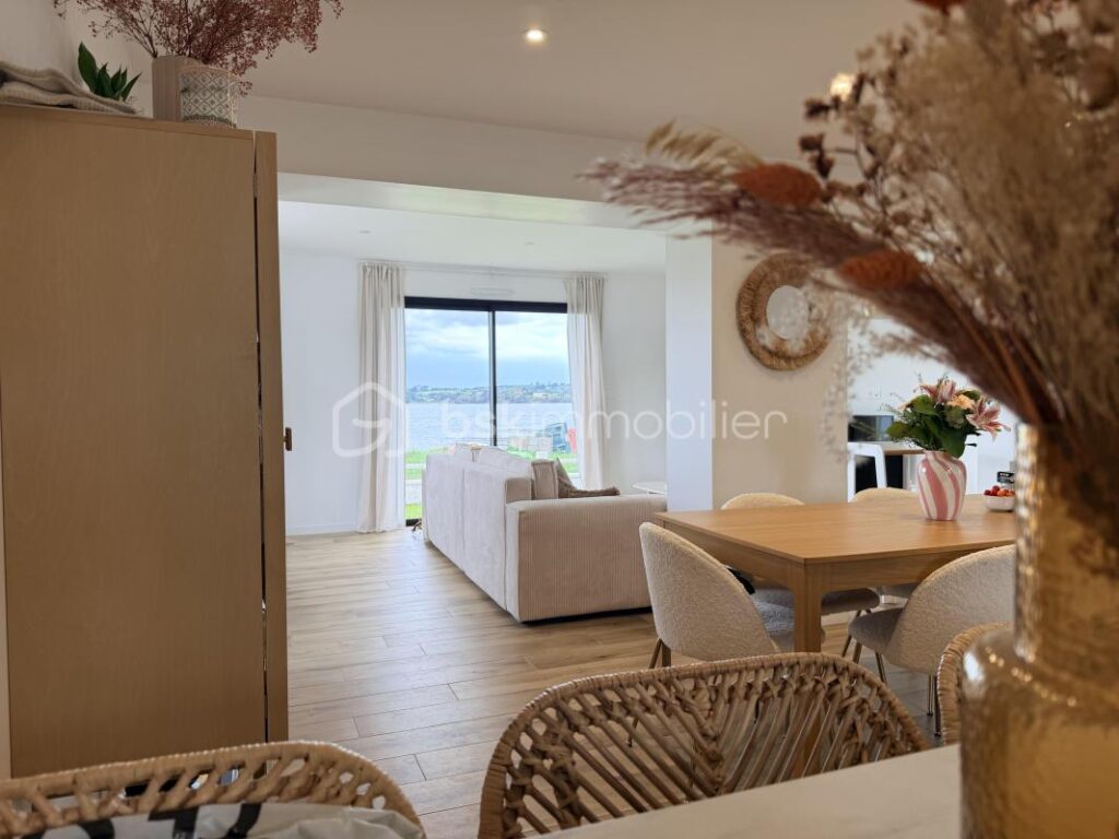 NOUVEAUTE COUP DE COEUR! Une opportunité rarissime : Votre refuge &lsquo;pieds dans l&rsquo;eau&rsquo; – 5 pièces – 2 chambres – 102 m²