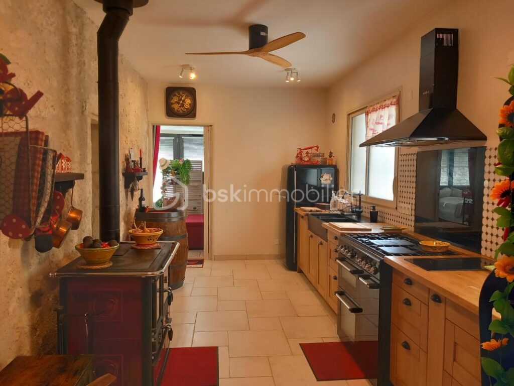 PROPRIETE DE VILLAGE EN PIERRE – PROCHE NERAC- 3 CHAMBRES- MEZZANINE- JARDIN- CLOITRE – 5 pièces – 3 chambres – 181 m²