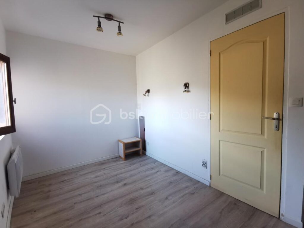 THOARD – Maison de village avec vue imprenable et fort potentiel locatif – 8 pièces – 5 chambres – 150 m²