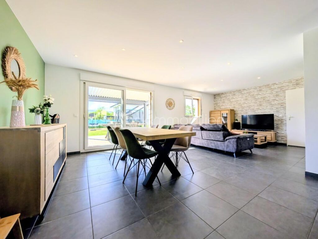 HAUTEVILLE-SUR-FIER — MAISON RECENTE — 4 CHAMBRES — CALME — VUE DEGAGEE — TERRASSE — JARDIN – 5 pièces – 4 chambres – 101 m²