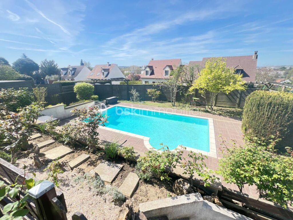 Maison familiale 129 m² – Longjumeau (proche Ballainvilliers et Morangis) – avec piscine – 6 pièces – 4 chambres – 129 m²